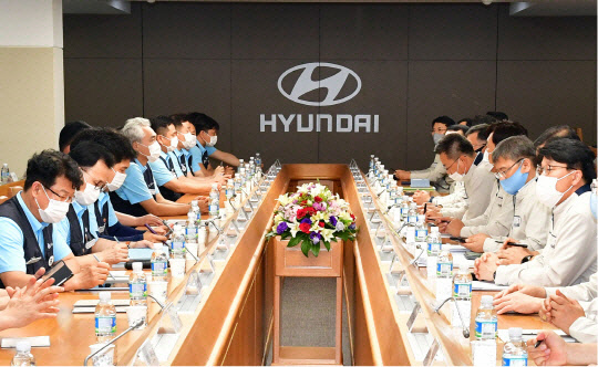 현대자동차 노사교섭 대표 60여명이 지난달 13일 울산공장 본관에서 올해 임금협상 상견례를 갖고 있다. <현대자동차 제공>